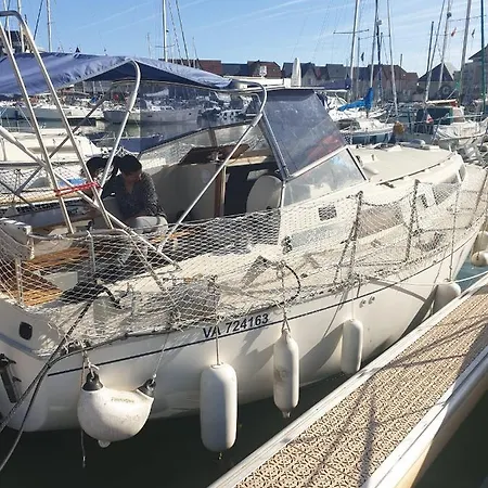 Detente Insolite Sur Un Bateau A Cabourg *